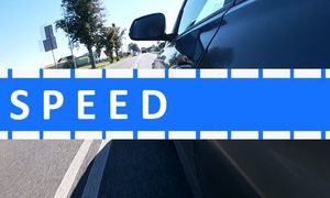 Radiowóz na tle napisu SPEED