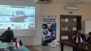 Uczestnicy warsztatów z Komendy Powiatowej Policji w Nysie prezentują na ekranie multimedialnym materiały edukacyjne z projektu.