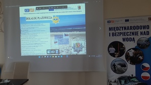 Na ekranie multimedialnym zaprezentowany jest dekalog plażowicza- jeden z materiałów edukacyjnych.