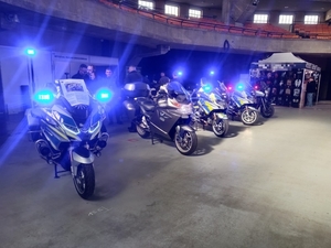 policyjne motocykle stoją na hali wystawowej