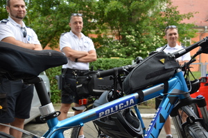 rower z napisem policja w tle 3 policjantów