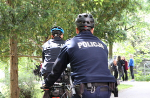 Policjanci na rowerach podczas patrolu