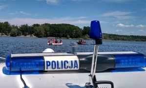 światła policyjnej łodzi w tle woda