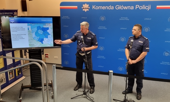 2 policjanci stoją przy monitorze