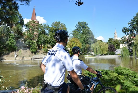 2 policjanci na rowerze