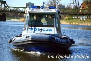 policyjna łódź na rzece