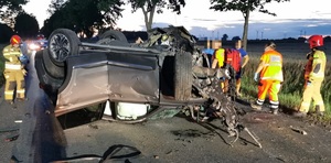 zdjęcia z miejsca wypadku drogowego, zniszczony samochód