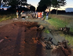 zdjęcia z miejsca wypadku drogowego, zniszczony samochód