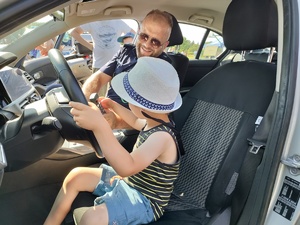 policjant rozmawia z dzieckiem w radiowozie
