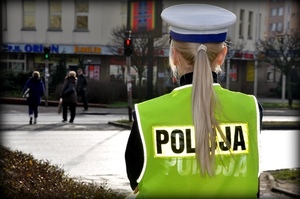 policjantka kontroluje ruch