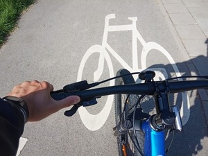 kierownica roweru poniżej na ścieżce rowerowej narysowany rower