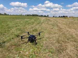 policyjny drona na polu
