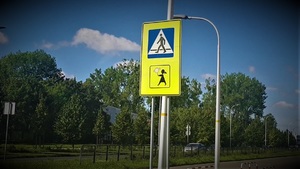 znak przy przejściu dla pieszych w rejonie szkoły
