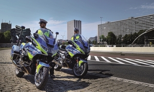 2 policjanci na motocyklach