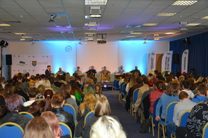 na zdjęciu przedstawiciele służb mundurowych opowiadający zgromadzonej młodzieży o służbach mundurowych