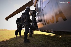 kontrterroryści podczas szkolenia z policyjnym śmigłowcem black hawk