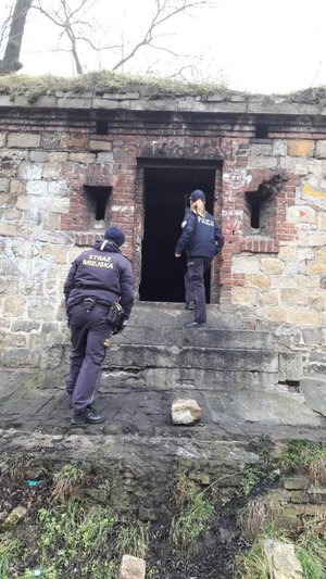 policjanci sprawdzają miejsca przebywania bezdomnych