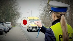 policjantka ruchu drogowego zatrzymuje pojazd do kontroli