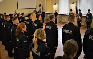 policjanci słuchają przemówienia Zastępcy Komendanta Wojewódzkiego Policji w Opolu
