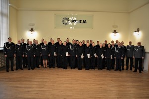 zdjęcie grupowe nowych policjantów i ich ich przełożonych