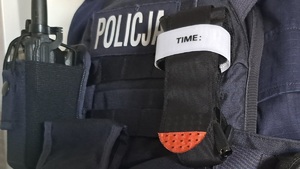 staza zamontowana do kamizelki taktycznej