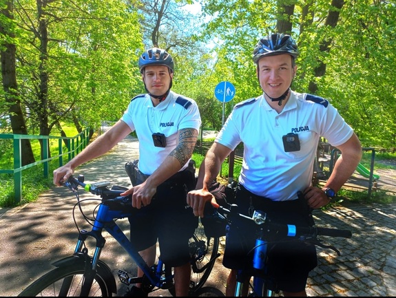 2 policjantów na rowerze