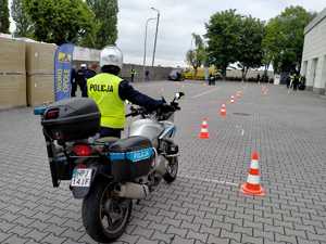 policjant z motocyklem