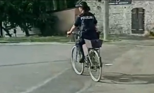 policjantka jedzie na rowerze