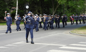 dowódca święta policji prowadzi kolumnę marszową ulicami miasta