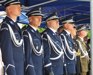 Zastępcy komendanta wojewódzkiego stoją wraz z byłymi komendantami wojewódzkimi