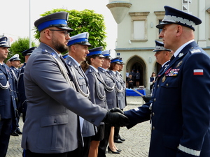 Komendant wojewódzki gratuluje awansowanemu policjantowi