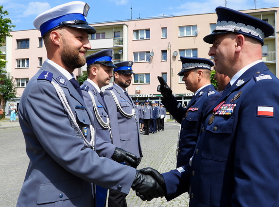 Komendant wojewódzki gratuluje wyróżnionemu policjantowi