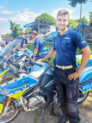 policyjny motocyklista stoi przy swoim motocyklu