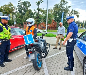 Zdjęcie przedstawia motocyklistę w trakcie kontroli.