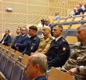 Zdjęcie przedstawia przedstawicieli służb mundurowych na kongresie bezpieczeństwa.