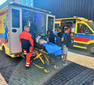 Zdjęcie przedstawia ambulans pogotowania ratunkowego.