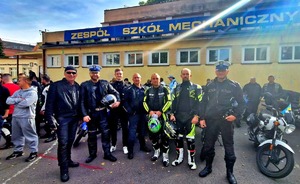 Zdjęcie przedstawia uczestników podczas zakończenia sezonu motocyklowego w Zespole Szkół Mechanicznych w Opolu.