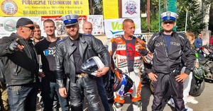 Zdjęcie przedstawia uczestników podczas zakończenia sezonu motocyklowego w Zespole Szkół Mechanicznych w Opolu.