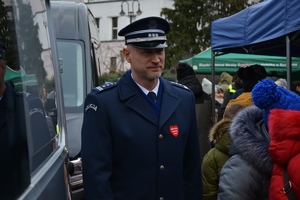 policjant w mundurze galowym