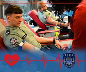 2 f-szy służby celno-skarbowej siedzi i oddaje krew