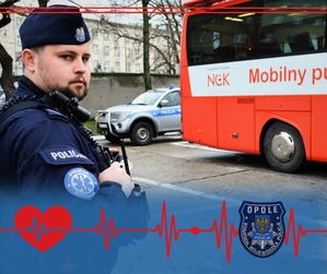policjant, krwiobus i radiowóz na placu komendy policji