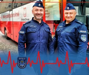 policjanci podczas pobierania krwi w krwiobusie
