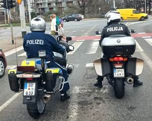 Zdjęcie przedstawia motocykle, a na nich policjant z Polski oraz Niemiec.