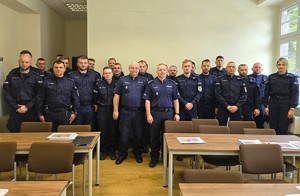 Zdjęcie przedstawia grupę policjantów.