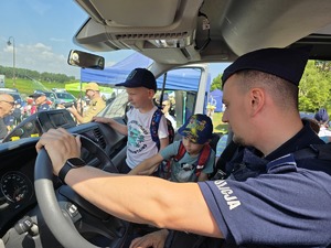 policjanci na pikniku ekologicznym nad Odrą