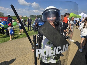 policjanci na pikniku ekologicznym nad Odrą