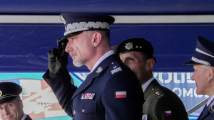 Zdjęcie przedstawia policjanta, który oddaje honor.