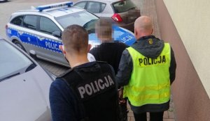 policjanci prowadzą mężczyznę