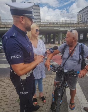 policjant,dziennikarka, rowerzysta