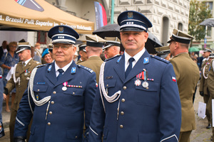 Zdjęcie przedstawia policjantów stojących w szeregu.